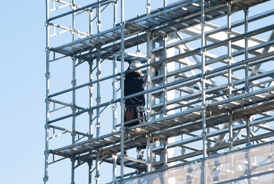 足場工事の設置作業
